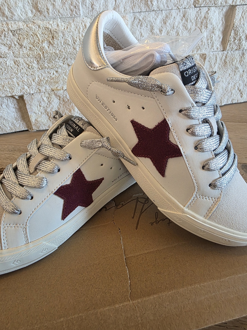 NWT VINTAGE HAVANA Off White Sneakers with Burgundy Star - size 7.5 Womens